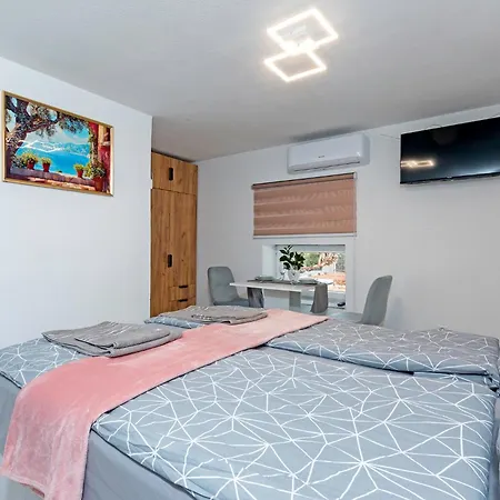 Apartment Dalia - Parking, Garden, Bbq